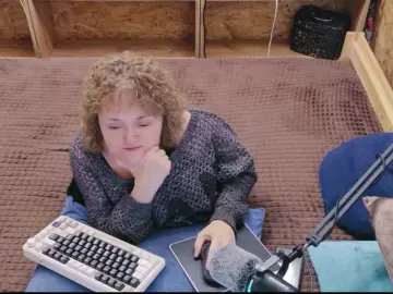 Julia-79  live sex cam