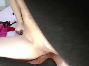 Juliesquirts  live sex cam