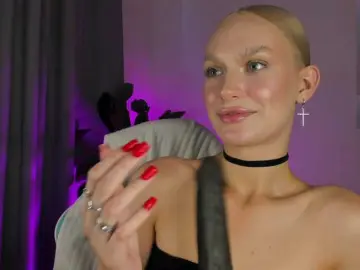 IceStrawberry  live sex cam