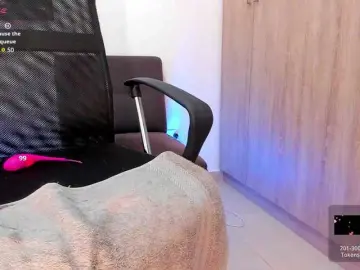 MaggieBrown  live sex cam