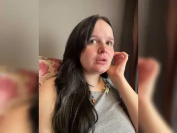 Lizzi-Peach  live sex cam