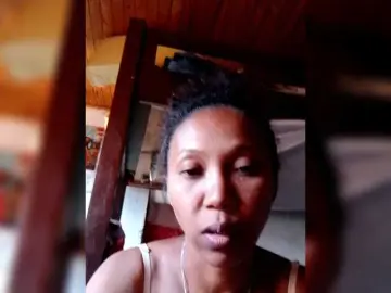 Quenn69  live sex cam