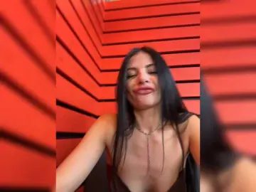 Afinakaroli83  live sex cam