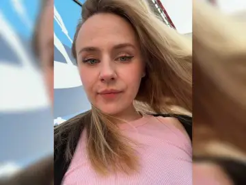 Elegantbabe  live sex cam