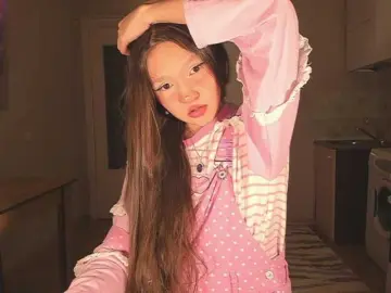 Cute-Lolly  live sex cam