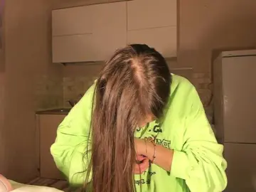 Cute-Lolly  live sex cam