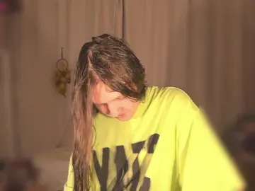 Cute-Lolly  live sex cam