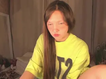 Cute-Lolly  live sex cam