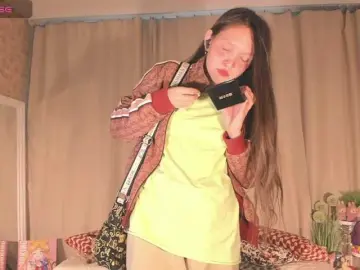 Cute-Lolly  live sex cam