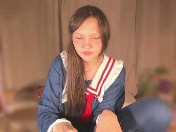 Cute-Lolly  live sex cam