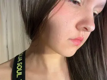 Cute-Lolly  live sex cam