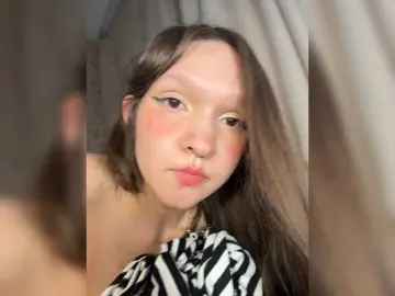 Cute-Lolly  live sex cam