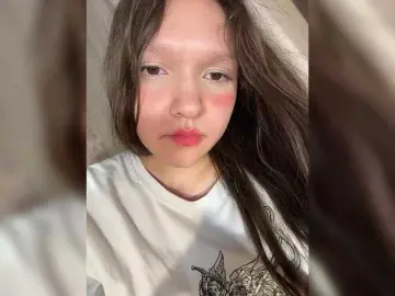Cute-Lolly  live sex cam
