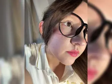 Cute-Lolly  live sex cam