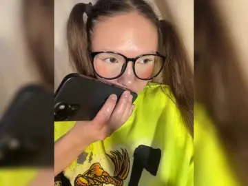 Cute-Lolly  live sex cam