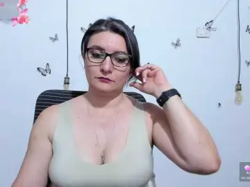 Amie-Adams82  live sex cam