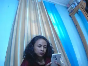 Roxanne03  live sex cam