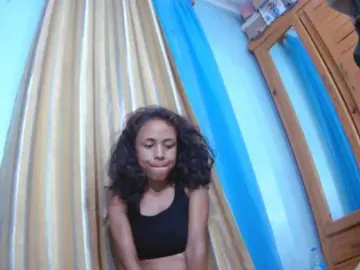 Roxanne03  live sex cam