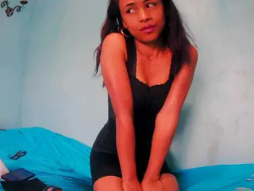 Roxanne03  live sex cam