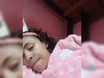 Roxanne03  live sex cam