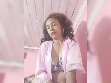 Roxanne03  live sex cam