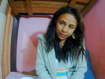 Roxanne03  live sex cam