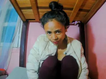 Roxanne03  live sex cam