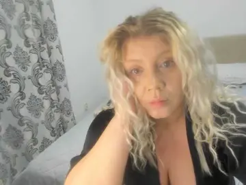 Sarrah8  live sex cam