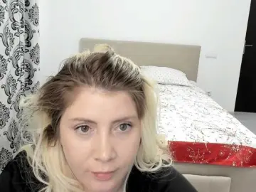 Sarrah8  live sex cam