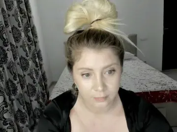 Sarrah8  live sex cam