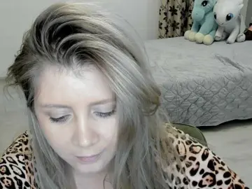 Sarrah8  live sex cam