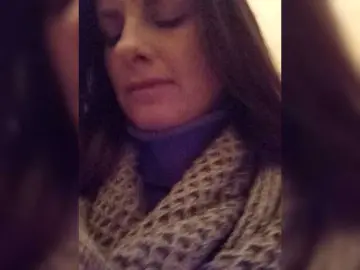 Erine9900  live sex cam