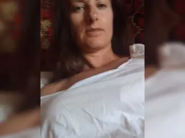 Erine9900  live sex cam