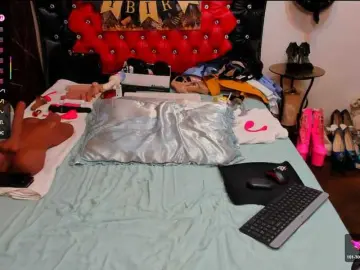 Sweetslaveank  live sex cam