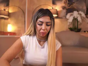 LucyyRosse  live sex cam