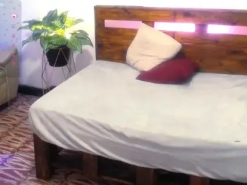 Yeseniaa25  live sex cam