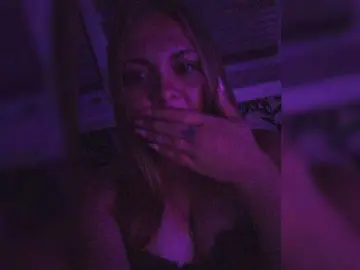 Leila17  live sex cam