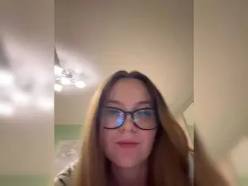 IsPlayfulMia  live sex cam
