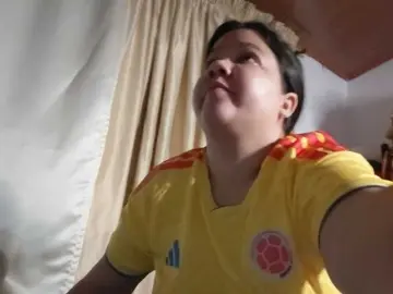 Carolinahairy  live sex cam