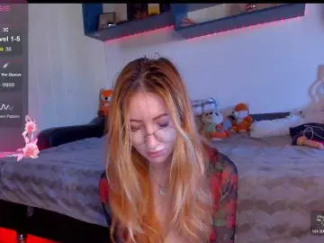 Daddyslittleslutfox  live sex cam