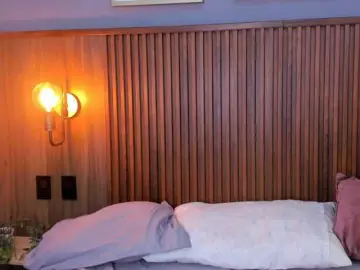 Sarabloom4  live sex cam