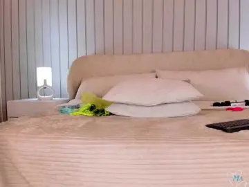 MaiaCollins  live sex cam