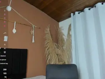 Naia-cruzz  live sex cam