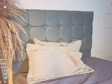 Naia-cruzz  live sex cam