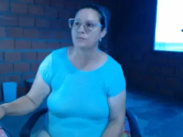 Rouseehotglad  live sex cam
