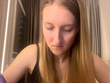 DionneCrum  live sex cam