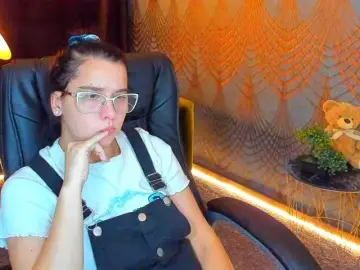 Livia-Shy  live sex cam