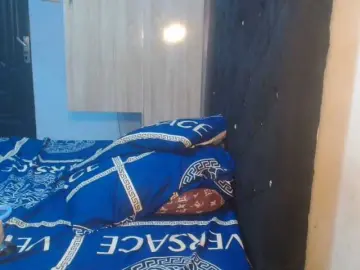 Plumnjuicy  live sex cam