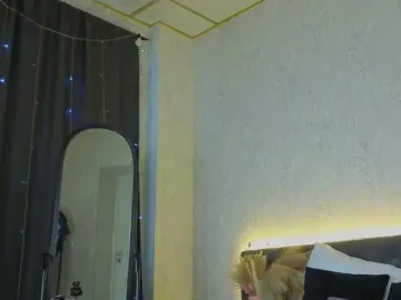 Scarle-Whisper  live sex cam