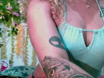 Crystal25  live sex cam